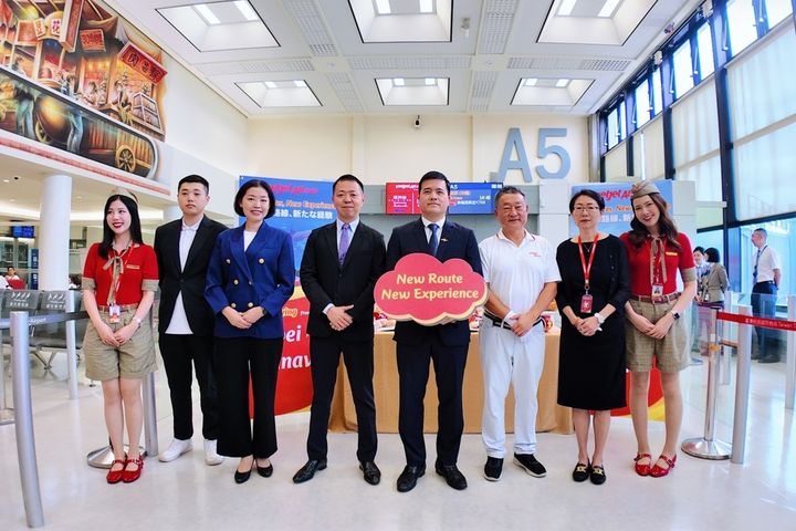 （左5）泰越捷航空執行副總裁梁長安 An Luong Truong 和（左4）財團法人沖繩縣產業振興公社台北事務所所長上江洲辰德、（左3）財團法人沖繩縣產業振興公社台北事務所副所長江怡欣、（右3）泰越捷航空台灣總代理金遠東國際旅行社董事長陶世龍、（右2）泰越捷航空台灣總代理金遠東國際旅行社總經理吳麗萍共同發布啟航曼谷－沖繩航線。　圖：泰越捷航空／提供
