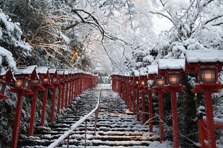 ▲冬季的貴船神社披上白雪，彷若幻境一般美麗。　圖：向日遊顧問有限公司／提供