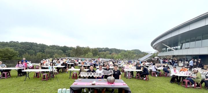▲大家共同品嘗109年賞菊健行活動藏茶。　圖：客家委員會客家文化發展中心／來源