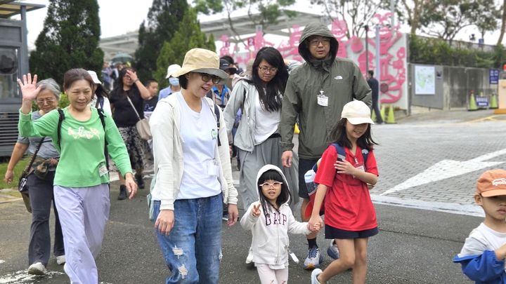 ▲「行行尞尞食茶趣」杭菊健行大人細子共下行。　圖：客家委員會客家文化發展中心／來源