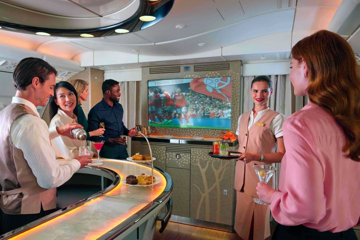 ▲廣受旅客喜愛的阿聯酋航空 A380 空中貴賓休息室，獲富比士旅遊指南「最佳機上雞尾酒酒吧」榮譽。【※ 禁止酒駕；未滿十八歲禁止飲酒。】　圖：阿聯酋航空／提供