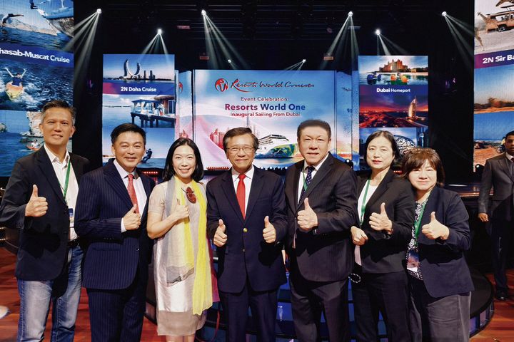▲（左起）AsiaYo 亞揪遊旅行社執行長鄭兆剛、名勝世界郵輪總裁吳明發、業務部副總裁徐牧柔、主席丹斯里林國泰、台灣國際郵輪協會榮譽理事長暨永業旅行社董事長吳勛豐、永信旅遊高雄分公司與杜拜線線控協理高宜溱、上順旅遊郵輪部經理陳美伶。　圖：名勝世界郵輪／提供