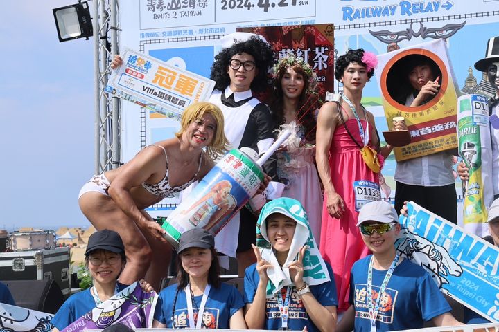 ▲新北市鐵道馬拉松接力賽變裝組裝扮創意十足(圖為2024鐵道馬資料照)。　圖：新北市政府觀光旅遊局／提供