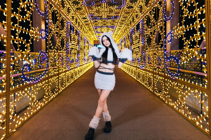 ▲「綺麗幻境」則以藍黃相間且變幻閃爍的華麗圖騰，吸引大家變裝並盡情展現亮麗自我。　圖：新北市政府觀光旅遊局／提供