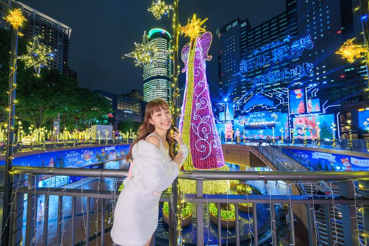 耶誕樹化身魔幻天使，以五彩繽紛的顏色變化照亮新北歡樂耶誕城。　圖：新北市政府觀光旅遊局／提供