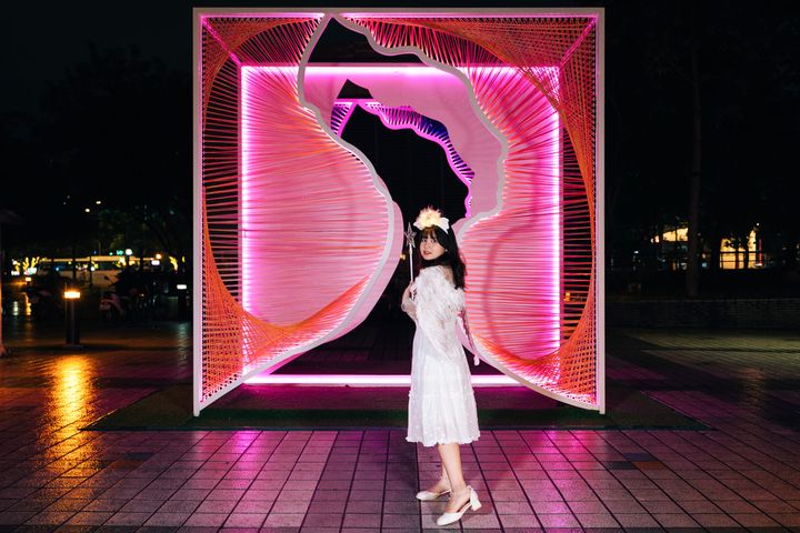 ▲「奇幻百變女王」現身板橋車站東二門，以充滿人文色彩的彩色編織技法融合特殊造型金屬框架形塑出野柳地質公園知名地標女王頭。　圖：新北市政府觀光旅遊局／提供