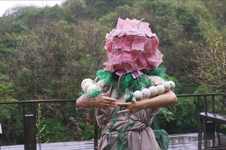 ▲藝術家彭宇弘山海穿戴生態舞蹈裝置作品。　圖：北海岸及觀音山國家風景區管理處／提供