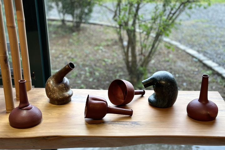 三芝金工藝術家江郁航展出作品。　圖：北海岸及觀音山國家風景區管理處／提供