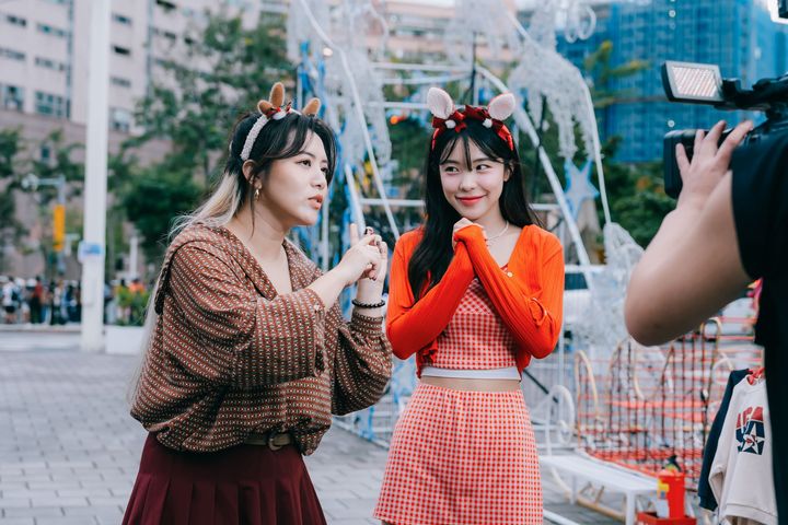 新北歡樂耶誕城今年度重磅邀請韓國啦啦隊女神－李多慧拍攝府中廣場燈區裝置介紹及週末創意市集開箱影片。　圖：新北市政府觀光旅遊局／提供