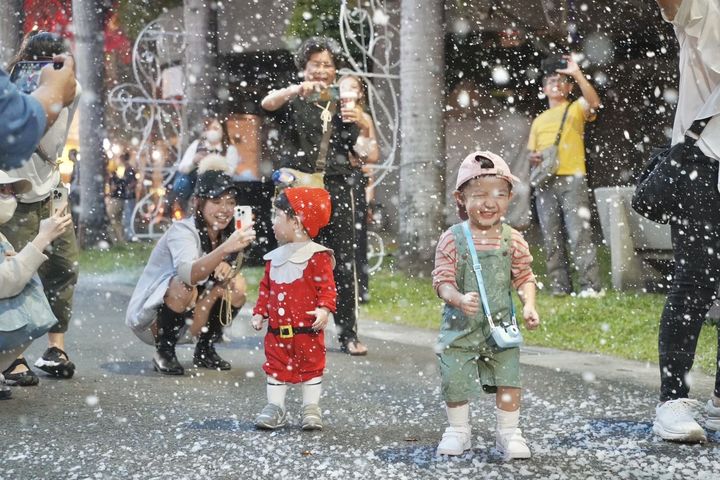 泡泡機所噴出的白色泡泡宛如雪花，孩子們在人造雪景中奔跑。　圖：屏東縣政府傳播暨國際事務處／提供