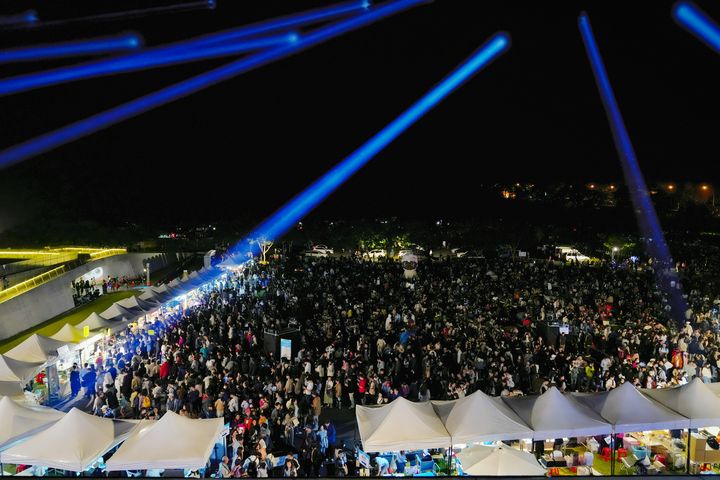 「2024 日月潭 Come!BikeDay 花火音樂嘉年華」由NTSO 國立臺灣交響樂團電影花火音樂會帶來精彩演出。　圖：日月潭國家風景區管理處／提供 