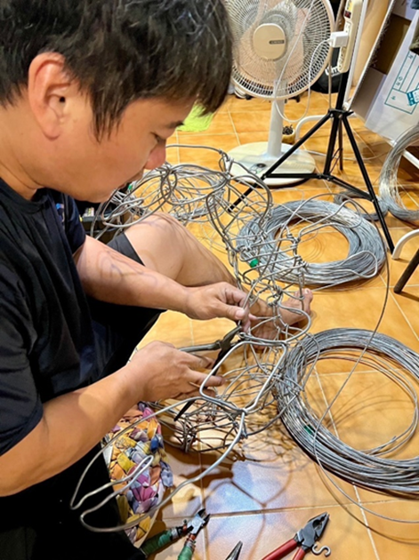 ▲「鐵絲捲捲」林俊作老師利用鐵絲製作各式生動有趣的海洋生物展件。　圖：臺北市政府工務局公園路燈工程管理處／提供