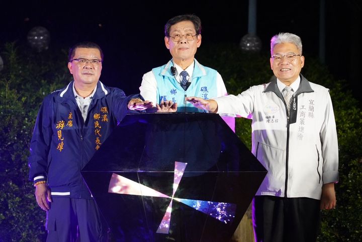 ▲11/22點燈儀式，礁溪鄉長張永德（中）、礁溪鄉民代表會主席游見璋（左）、宜蘭縣政府工策會總幹事陳志信（右）一起啟動礁溪溫泉燈花季。　圖：礁溪鄉公所／提供