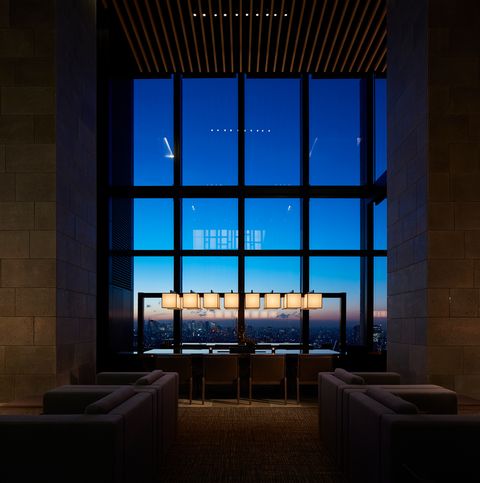 ▲太平洋旅行社於安縵東京安排在一位難求的33樓 LOUNGE 體驗下午茶。　圖：太平洋旅行社／提供