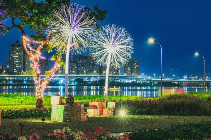 ▲蒲公英燈夜景增添花海的浪漫指數。　圖：台北市政府工務局水利工程處／提供