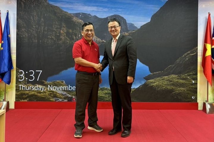 易飛網國際旅行社董事長周昀生和越捷航空總經理 Dinh Viet Phuong 握手合影，雙方將攜手實現台灣市場的雙贏發展。　圖：易飛網國際旅行社／提供