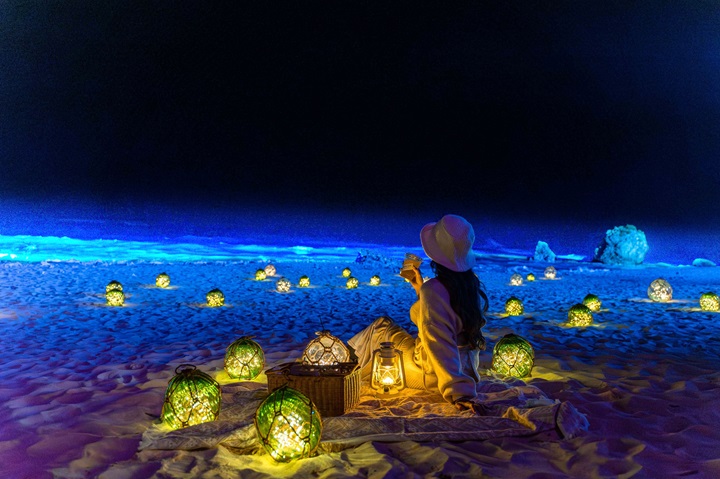 ▲可從沖繩 BANTA CAFÉ 外帶到旁邊的海灘上享受夜間看海的野餐風情。　圖：星野集團／提供