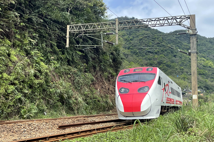 ▲穿越猴硐舊隧道群後，與火車驚喜同行。　圖：新北市政府觀光旅遊局／提供