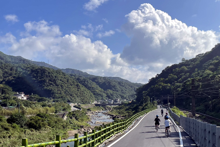 瑞猴自行車道沿途可欣賞基隆河兩岸山林與河谷景觀。　圖：新北市政府觀光旅遊局／提供