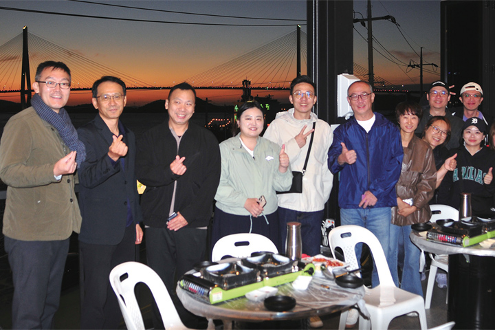 ▲（左起）韓國觀光公社台北支社次長金韓圭、光州／全羅南道支社長金完洙與團隊及考察旅行社合影。　記者-張偉浩／攝