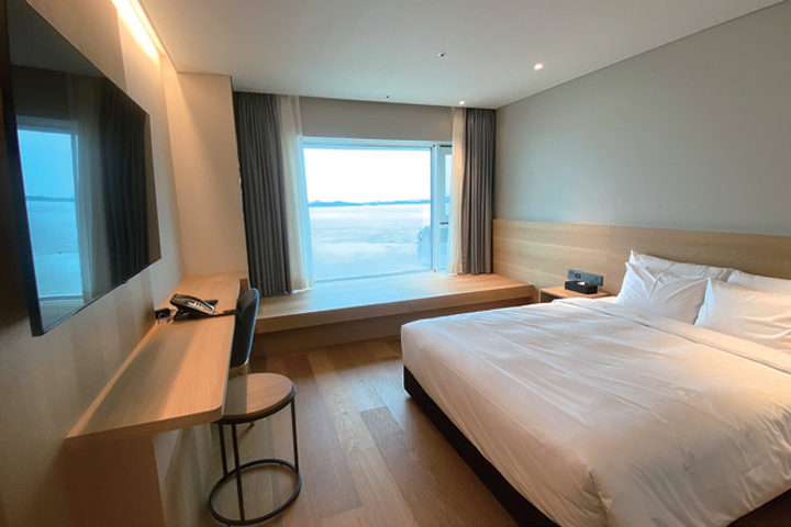 ▲120間全面海景客房，讓旅客住哪都可以享受獨家海景。　記者-張偉浩／攝