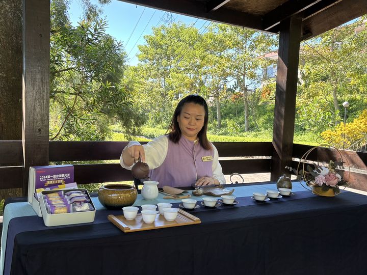 ▲主辦單位精心準備參山處轄區松柏嶺的茶葉、霧峰農會酒莊品酒及轄區豐盛的水果農產，讓參加觀光業者進一步認識中台灣豐富觀光產業。　圖：參山國家風景區管理處／提供