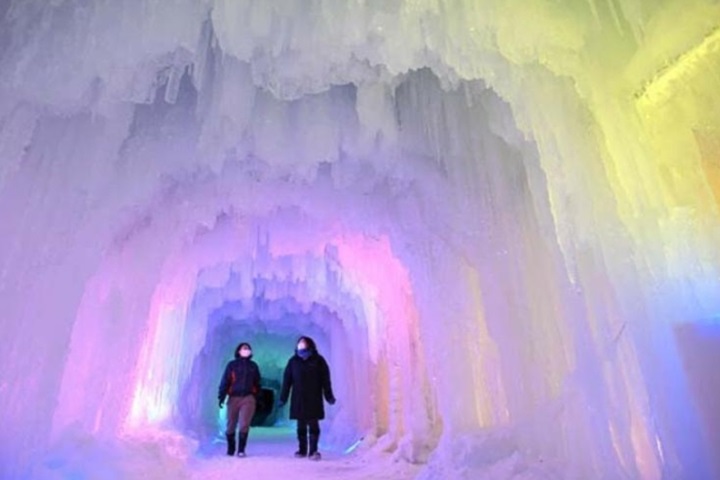 全長20公尺的冰之洞窟，360度被冰塊環繞著，讓人彷彿置身於魔法王國般帶來夢幻體驗。　圖：安倶里まほら岩手／提供