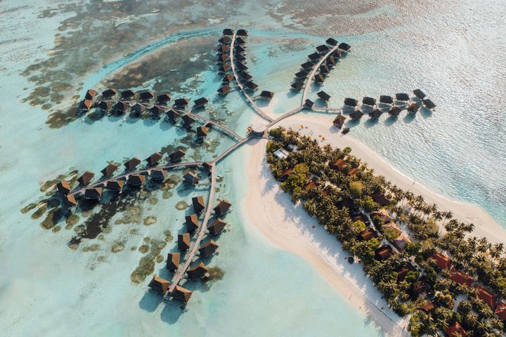Club Med 卡尼島2025/01/15前下訂遊程，4晚食宿假期每人最低 NT$30,200起，11歲以下孩童食宿全免。　圖：Club Med／提供
