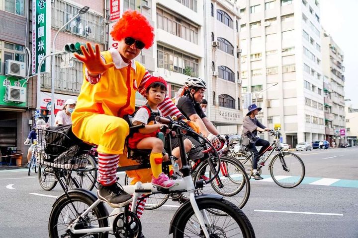 民眾變裝騎乘單車遨遊左營舊城。　圖：高雄市政府觀光局／提供