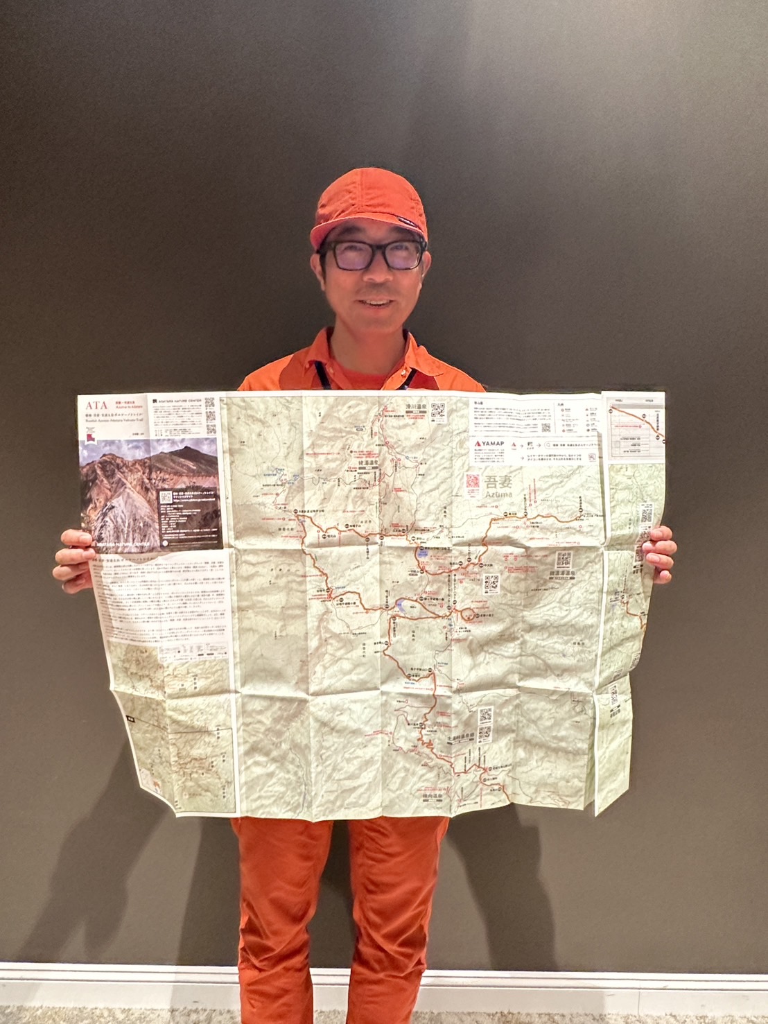 ▲後藤光正表示目前日文版的磐梯、吾妻、安達太良火山健行路線地圖已出版，正在積極籌畫英文版和中文版的製作。　記者-蔡雅雯／攝影