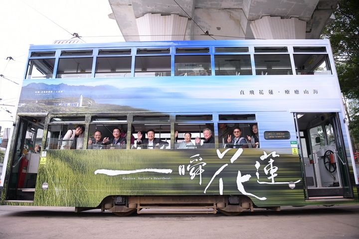 香港電車通車120週年，花蓮縣政府以花蓮美景躍上叮叮車。　圖：花蓮縣政府／提供