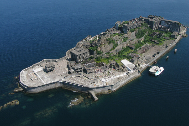 ▲端島（軍艦島）上的建築在居民撤島後逐漸風化成廢墟，卻也因此爆紅吸引大批遊客。　圖：長崎縣觀光連盟／提供