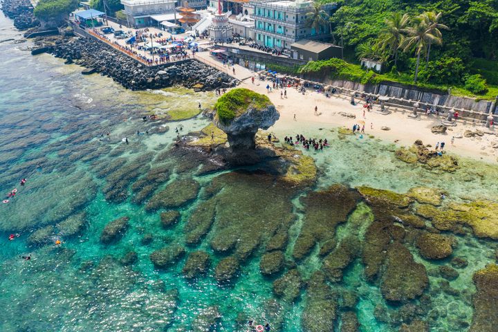 ▲小琉球是台灣離島中唯一的珊瑚礁島，島上有名的天然奇景「花瓶石」是觀光客必遊及攝影留念的地方。　圖：快樂家旅行社／提供