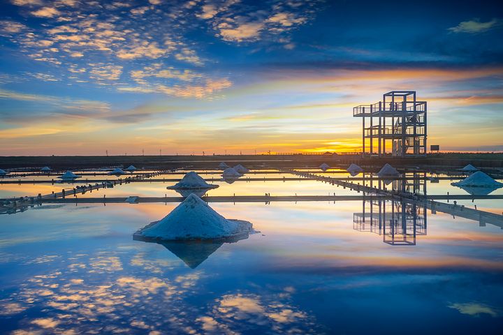 ▲南台灣鹽田搭配夕陽餘暉，是攝影師鏡頭下最佳美景。　圖：shutterstock／來源
