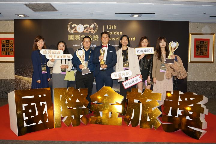 蒔晴旅遊團隊的北越行程榮獲第十二屆金旅獎。(左4)蒔晴旅行社總經理-藍梃書。　圖：旅奇週刊／提供  