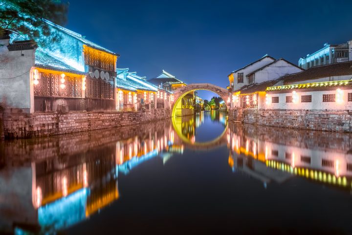 ▲搭乘小搖櫓船夜遊烏鎮，感受浪漫水鄉。　圖：shutterstock／來源