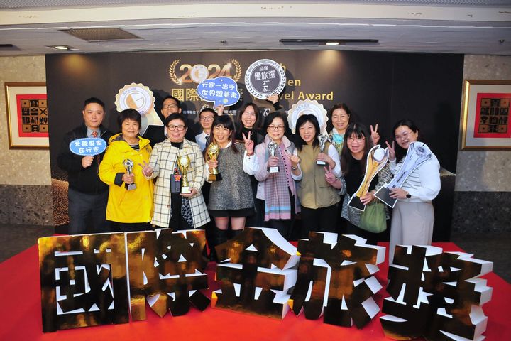 行家旅遊大陸線副總經理鄭燕玲（前排左3）與團隊合影。　圖：旅奇週刊／提供