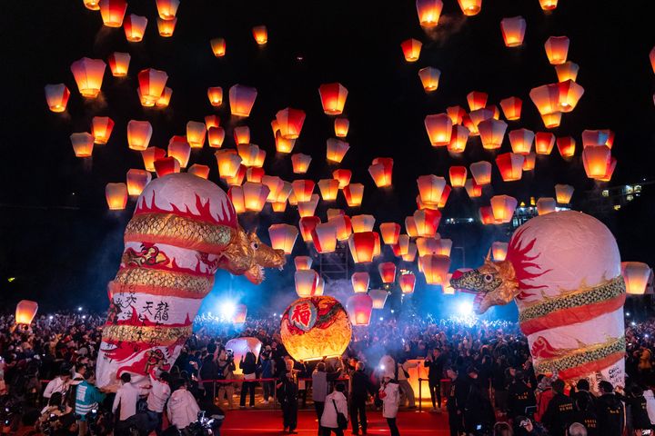 ▲雙龍搶珠天燈齊飛（2024年天燈活動資料照片）。　圖：新北市政府觀光旅遊局／提供