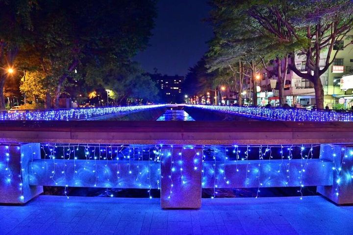▲南區綠川興大段，每日17:00-22:00亮燈。　圖：臺中市政府觀光旅遊局／提供