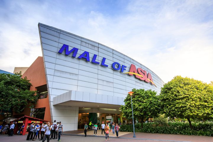 位於馬尼拉帕賽灣城的 SM Mall of Asia 建成之時號稱為亞洲最大的現代商場，一站滿足血拚國際精品、連鎖品牌、零食伴手禮、享受道地美食與其它影視娛樂。　圖：Shutterstock／來源