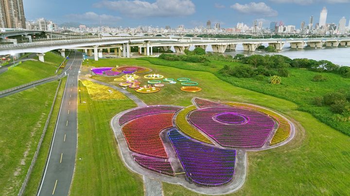 ▲鴨鴨公園「鴨鴨三重奏」利用超過10萬盆草花布置。　圖：新北市政府高灘地工程管理處／提供