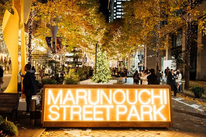 「Marunouchi Street Park 2024 Winter」現場陳設著節日氣氛濃厚的聖誕市集。　圖：東京觀光事務所台灣辦事處／提供