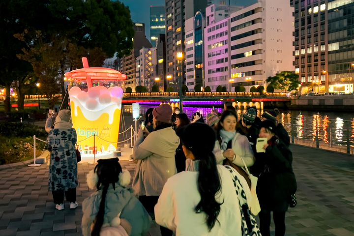 ▲臺北市在「大阪光之饗宴」展出特色燈飾，吸引眾多民眾駐足欣賞，紛紛表示好想到臺北旅行。　圖：臺北市政府觀光傳播局／提供