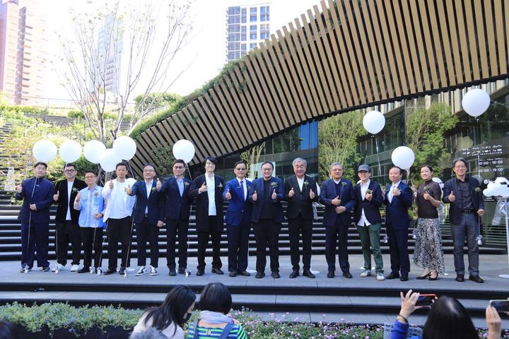 ▲建築大師隈研吾操刀的台中勤美術館盛大開幕，副市長鄭照新讚譽為勤美草悟道放上最重要的寶石。　圖：台中市政府觀光旅遊局／提供
