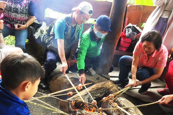 ▲遊客親自體驗原民文化、當地風土，獲得極大的滿足。　圖：永信旅遊／提供
