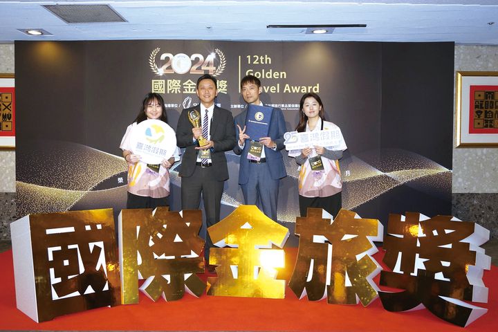 ▲（左2起）喜鴻假期副總經理陳東隆、 產品部副理徐志傑，與團隊合影。　記者-張偉浩／攝
