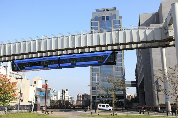 千▲千葉都市單軌電車是世界上運行距離最長的懸掛式單軌電車。　圖：（公社）千葉縣觀光物產協會／提供