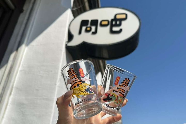 ▲持卡可至駁二藝術特區兌換限量紀念品－高雄龍虎塔對杯。　圖：高雄市政府觀光局／提供