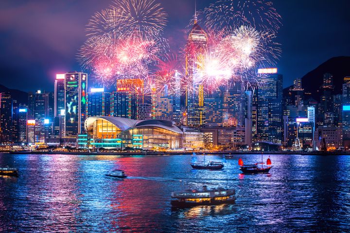香港維港跨年煙火絢麗奪目，2025年施放時間將長達12分鐘。　圖：shutterstock／來源