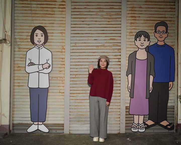 ▲屏東縣縣長周春米與日本人氣插畫家山內庸資的作品「FACE SHOP似顏繪屋」。　圖：屏東縣政府傳播暨國際事務處／提供